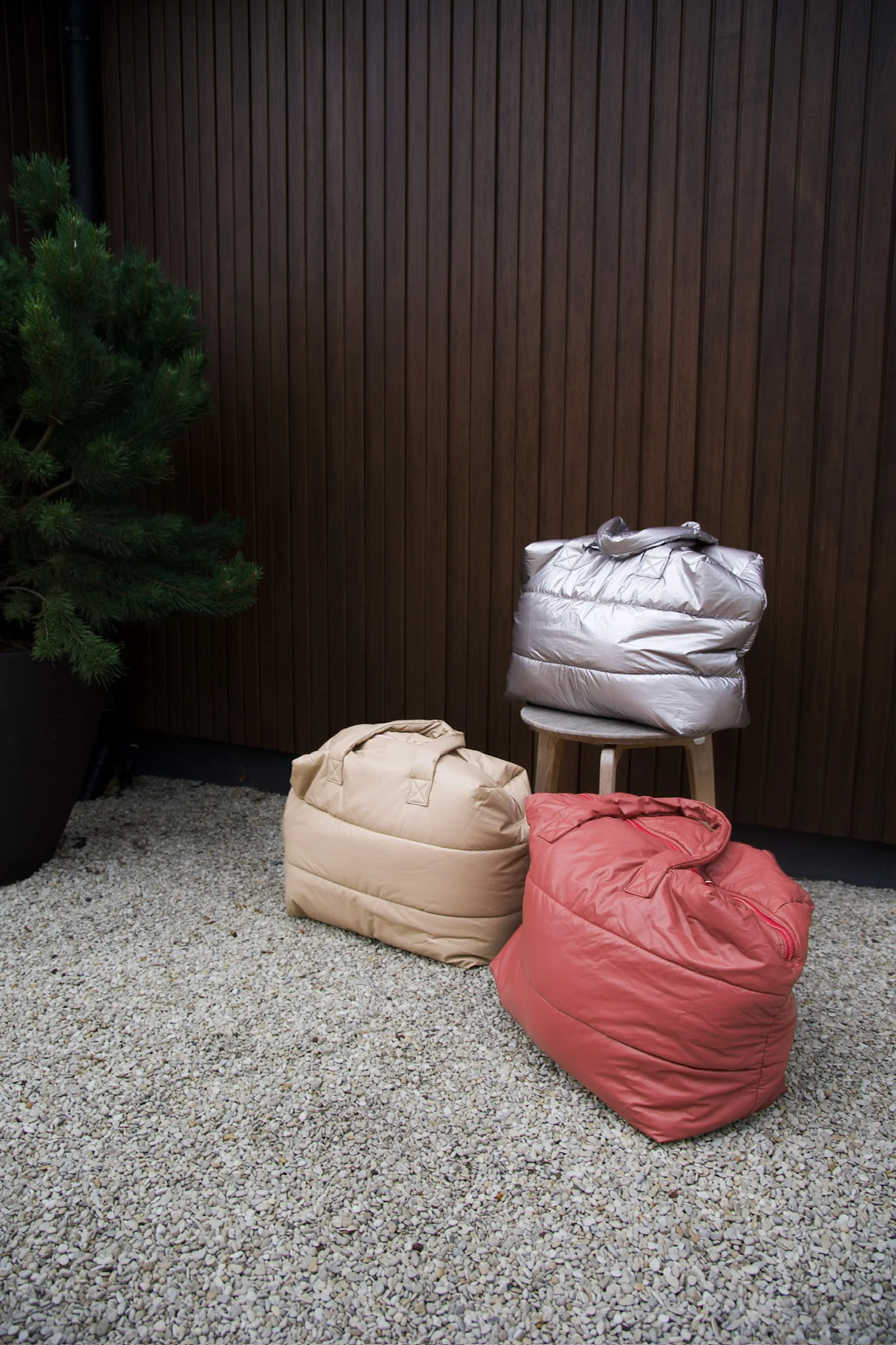 Big puffy weekend bag Camill | Greige gold | Tinne+Mia - Image 4