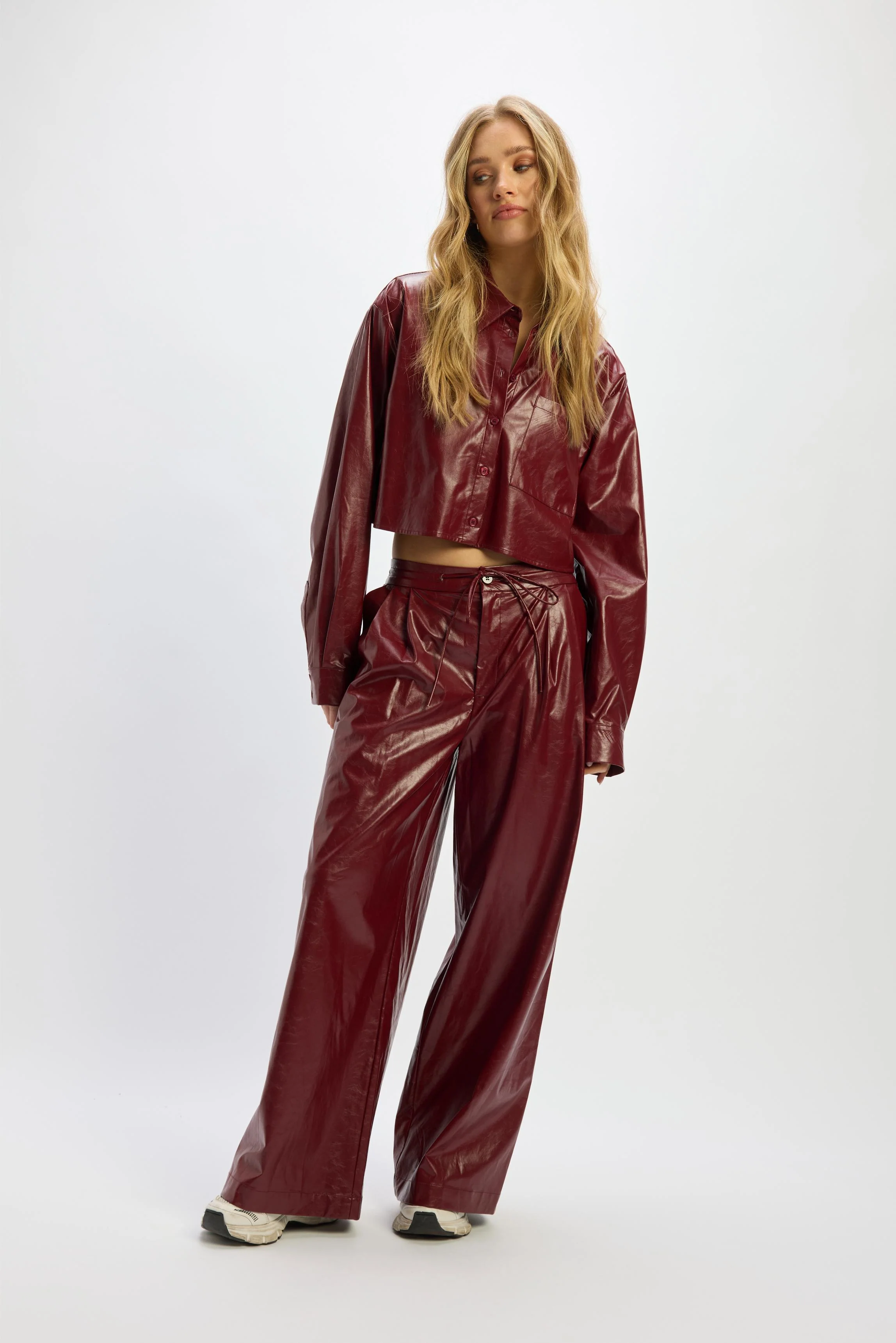Cropped PU blouse Lou | Bordeaux | Refined Department - Image 11