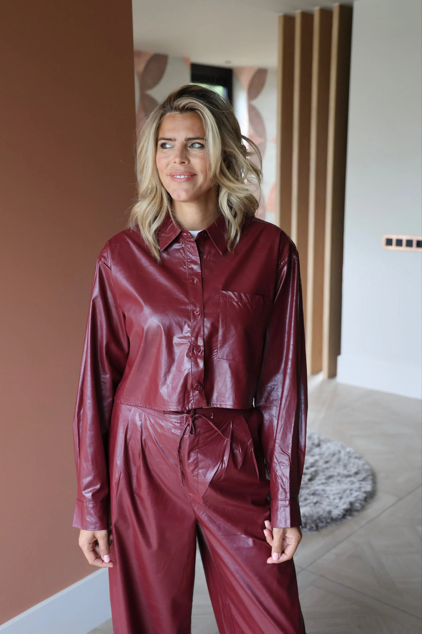 Cropped PU blouse Lou | Bordeaux | Refined Department - Image 2
