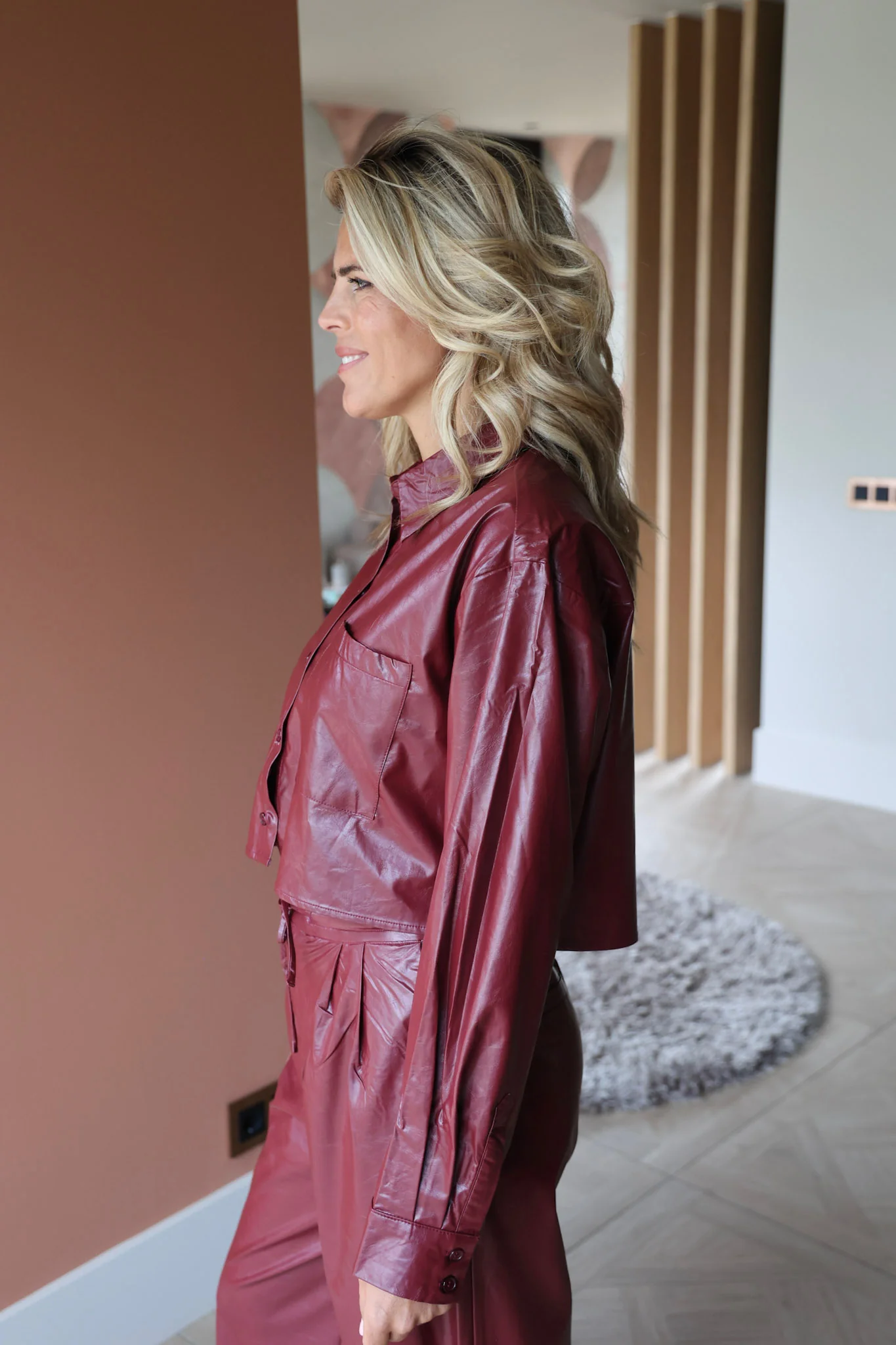 Cropped PU blouse Lou | Bordeaux | Refined Department - Image 5