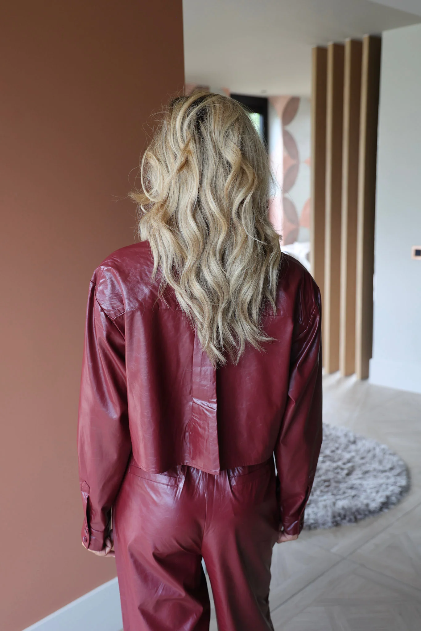 Cropped PU blouse Lou | Bordeaux | Refined Department - Image 6