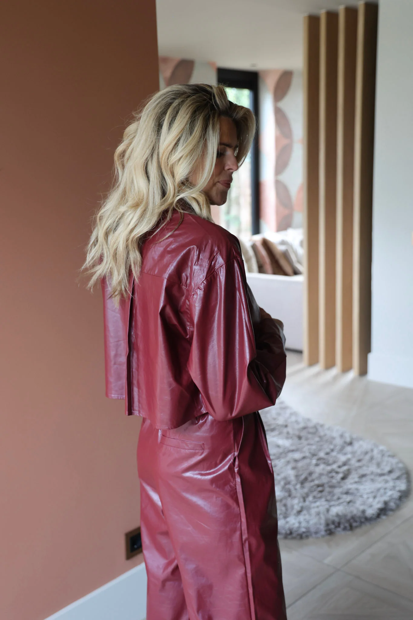 Cropped PU blouse Lou | Bordeaux | Refined Department - Image 7