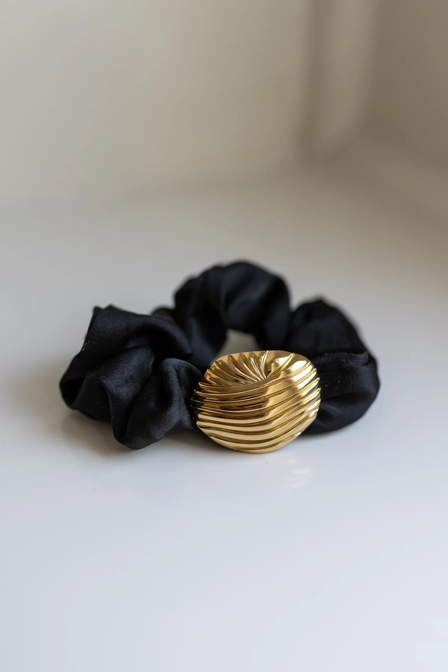 Scrunchie black | Golden shell - Image 2